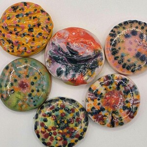 Imanes de botón de cerámica hechos a mano 2.0 de Ceramagnets, de tamaño mediano a pequeño - Arte para llevar / Coloridos [Se venden por unidad]