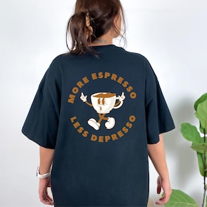 Camiseta &quot;Más espresso, menos depresso&quot;: Camiseta retro con colores cómodos para amantes del café