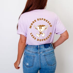 Camiseta &quot;Más Espresso, Menos Depresso&quot; con colores cómodos - Camisa retro de café