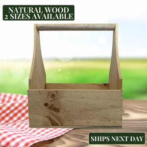 Puede incluir: Caja de madera natural con asa. La caja est&aacute; hecha de madera sin tratar y tiene un aspecto r&uacute;stico.  "NATURAL WOOD 2 SIZES AVAILABLE" est&aacute; impreso en la parte superior de la caja.