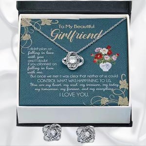 Collana con nodo d'amore con scatola regalo • Regalo di gioielli con biglietto personalizzato per mamma o fidanzata • Ciondolo a quattro foglie con catena per lei • Regalo di anniversario