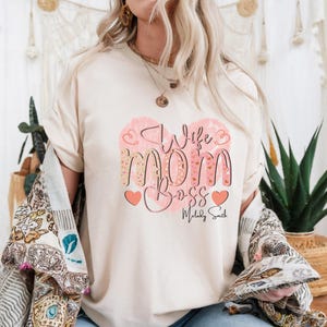 Benutzerdefinierte diese Mutter trägt ihr Herz auf schwerem Baumwolle T-Shirt, benutzerdefinierte Muttertagsgeschenk, Frau Mom Boss Shirt, Mutter Geschenk Geschenk Herd Mutter Name