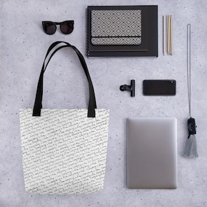 Zwart-witte moderne draagtas, kunstzinnige tas met droge humor, creatief handgeschreven patroon, trendy draagtas met origineel 'Alles is prima'