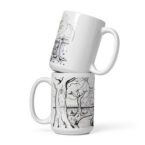 Peut inclure: Deux tasses en céramique blanche avec des dessins d'arbres et de branches à l'encre noire. Les tasses sont empilées l'une sur l'autre.