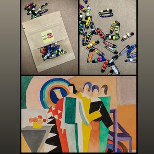 Puede incluir: Un collage con imperdibles de cuentas de colores, exhibidos en una bolsa de papel kraft y dispersos. La imagen también incluye una pintura abstracta colorida con figuras y un arcoíris.