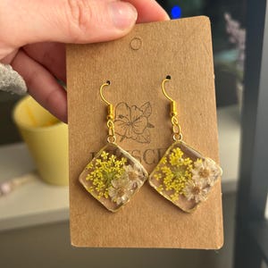 Resin Real Botanicals bengelende gouden oorbellen - witte en gele madeliefjes