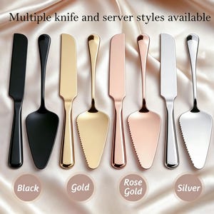 Puede incluir: Una colecci&oacute;n de cuchillos y palas para pastel en acabados negro, dorado, oro rosa y plateado. El texto "Multiple knife and server styles available" aparece en la parte superior, con las etiquetas "Black", "Gold", "Rose Gold" y "Silver".