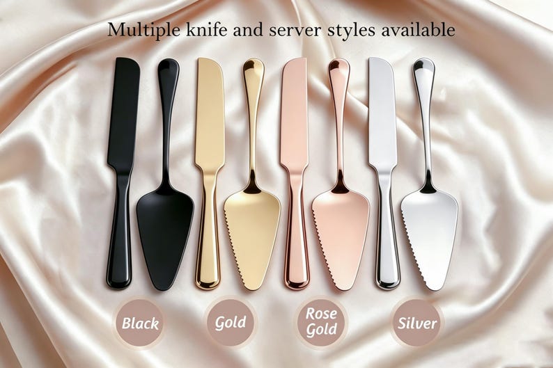 Puede incluir: Una colecci&oacute;n de cuchillos y palas para pastel en acabados negro, dorado, oro rosa y plateado. El texto "Multiple knife and server styles available" aparece en la parte superior, con las etiquetas "Black", "Gold", "Rose Gold" y "Silver".