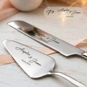 Puede incluir: Un juego de cuchillo y pala para pastel en tono plateado, con borde dentado en el cuchillo y hoja triangular en la pala. Ambas piezas est&aacute;n grabadas con el texto Angelica & James y la fecha 06.06.2025 en una fuente cursiva de color negro.