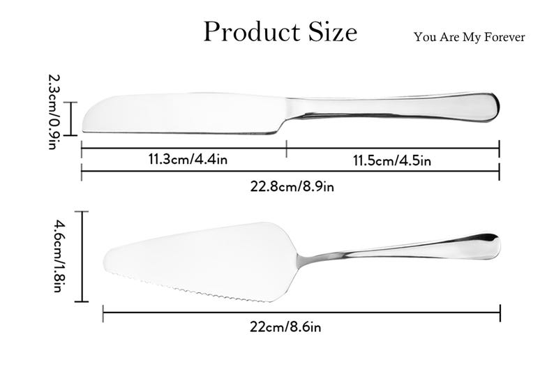 Puede incluir: Un juego de cuchillo y pala para pastel de color plateado con el texto "Product Size" y "You Are My Forever". El cuchillo mide 22,8 cm de largo y 2,3 cm de ancho. La pala mide 22 cm de largo y 4,6 cm de ancho con un borde dentado.