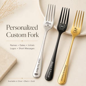 Pode incluir: Três garfos de metal com acabamentos em prata, preto e dourado. Cada garfo apresenta texto e gráficos gravados a laser. O garfo prateado diz Olivia 05.27.2026 e Love You More. O preto diz M&C 09.10.2026 e Always & Forever. O dourado diz A&T e Cheers to Forever.