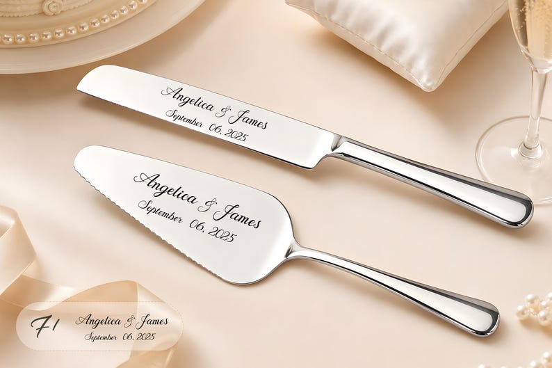 Puede incluir: Un juego de cuchillo y pala para pastel en tono plateado con acabado met&aacute;lico pulido. Ambas piezas est&aacute;n grabadas con el texto Angelica & James y la fecha September 06, 2025, en una fuente cursiva negra. La pala tiene un borde dentado.
