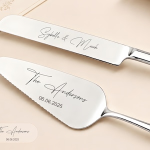 Puede incluir: Un juego de cuchillo y pala para pastel de acero inoxidable en tono plateado con grabado l&aacute;ser personalizado. El cuchillo tiene grabados los nombres Sybelle & Micah, mientras que la pala muestra el texto The Andersons y la fecha 06.06.2025.
