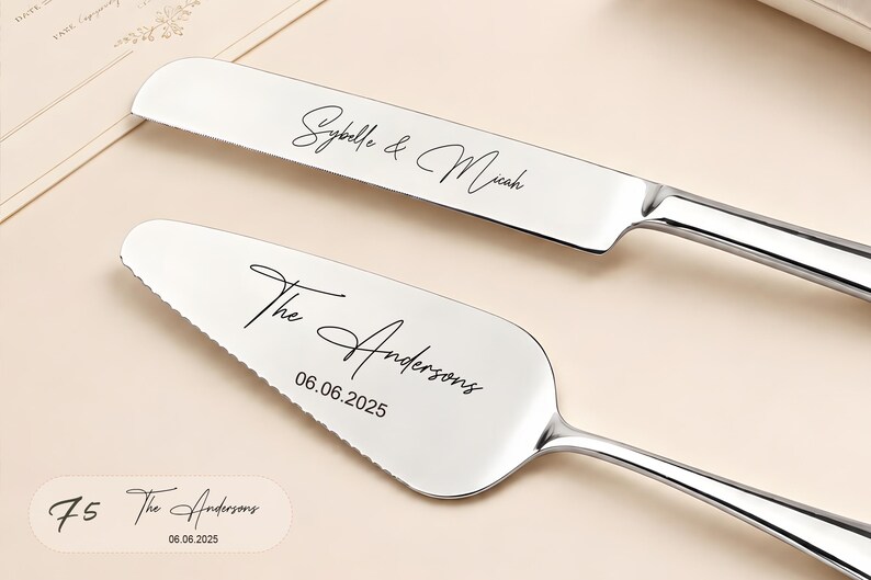 Puede incluir: Un juego de cuchillo y pala para pastel de acero inoxidable en tono plateado con grabado l&aacute;ser personalizado. El cuchillo tiene grabados los nombres Sybelle & Micah, mientras que la pala muestra el texto The Andersons y la fecha 06.06.2025.