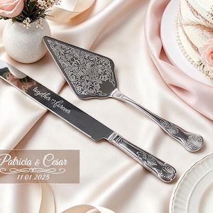 Könnte beinhalten: Silbernes Kuchenmesser- und Servier-Set mit floralen Details. Das Messer ist mit "together forever" graviert. Das Set wird auf einer Satin-Oberfläche mit einer Hochzeitstorte und Blumengesteck präsentiert. Der Text "Patricia & Cesar 11.01.2025" ist ebenfalls zu sehen.