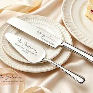 Puede incluir: Un juego de cuchillo y pala para pastel en metal plateado pulido. El cuchillo tiene grabado Always & Forever December 3, 2025. La pala est&aacute; grabada con The Boulwares BRIANNA & CHRISTOPHER 12.03.2025. Ambas piezas tienen mangos lisos.