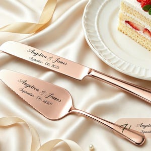 Puede incluir: Un juego de cuchillo y pala para pastel en oro rosa con acabado met&aacute;lico pulido. Ambas piezas est&aacute;n grabadas con el texto Angelica & James y la fecha September 06, 2025. La pala tiene un borde dentado y el cuchillo una hoja lisa.