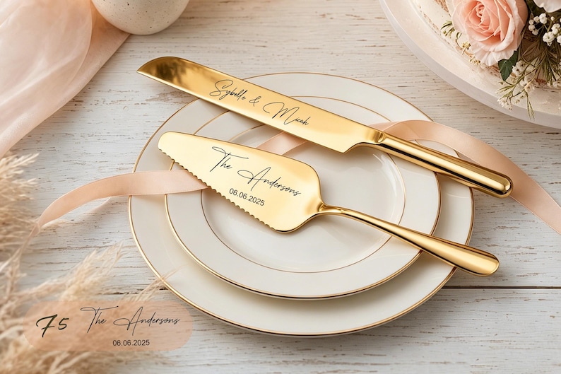 Puede incluir: Un juego de cuchillo y pala para pastel en tono dorado con grabado personalizado. El cuchillo tiene la inscripci&oacute;n Sybelle & Micah, mientras que la pala muestra The Andersons y la fecha 06.06.2025. Ambas piezas tienen un acabado met&aacute;lico pulido.