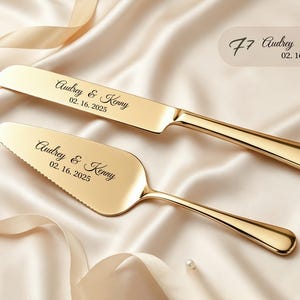 Puede incluir: Un juego de cuchillo y pala para pastel en tono dorado con un acabado liso y pulido. Ambas piezas est&aacute;n grabadas con el texto Audrey & Kenny y la fecha 02. 16. 2025 en letra cursiva. La pala tiene un borde dentado en un lado.