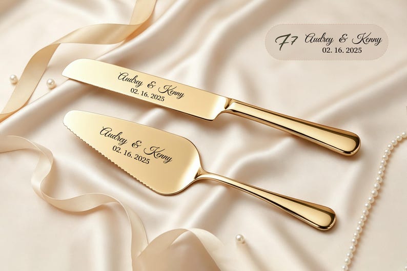 Puede incluir: Un juego de cuchillo y pala para pastel en tono dorado con un acabado liso y pulido. Ambas piezas est&aacute;n grabadas con el texto Audrey & Kenny y la fecha 02. 16. 2025 en letra cursiva. La pala tiene un borde dentado en un lado.
