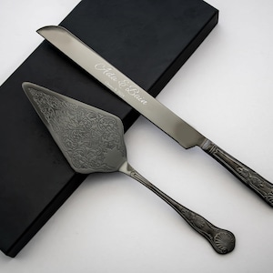 Puede incluir: Juego de cuchillo y servidor para pastel negro con un diseño grabado y los nombres "Alice & Brian".