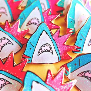 Boom Shark Enamel Pin 画像 3