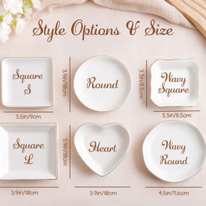Op de afbeelding: Zes witte keramische schaaltjes met gouden randen, elk met een stijlnam: Square S, Round, Wavy Square, Square L, Heart en Wavy Round. Afmetingen worden weergegeven in inches en centimeters.