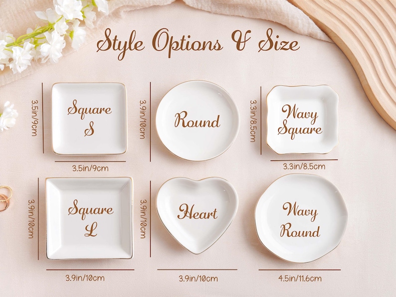 Op de afbeelding: Zes witte keramische schaaltjes met gouden randen, elk met een stijlnam: Square S, Round, Wavy Square, Square L, Heart en Wavy Round. Afmetingen worden weergegeven in inches en centimeters.