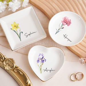 Op de afbeelding: Een rustiek houten bord met de tekst "Welcome to our home" in een handgeschreven stijl. Het bord heeft een verweerde afwerking en een eenvoudig, uitnodigend ontwerp, ideaal voor entree decoratie.