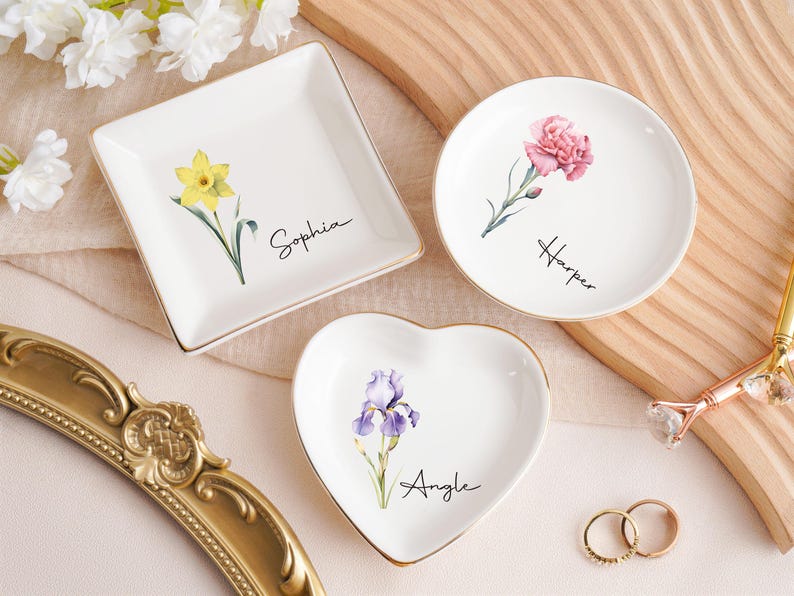 Op de afbeelding: Een rustiek houten bord met de tekst "Welcome to our home" in een handgeschreven stijl. Het bord heeft een verweerde afwerking en een eenvoudig, uitnodigend ontwerp, ideaal voor entree decoratie.