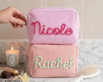 Pochette per cosmetici personalizzata in seersucker: trousse cosmetica personalizzata per damigella d'onore, pochette da viaggio per le vacanze, regalo per lei