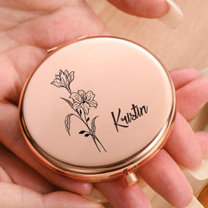 Aangepaste make-upspiegel op zak, mooi huwelijkscadeau, spiegel gegraveerd bruidsmeisje, zakspiegel geboortebloem, vrijgezellenfeestgunsten