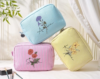 Trousse de maquillage personnalisée fleur de Brith, trousse cadeau de demoiselle d'honneur, trousse de toilette en seersucker prénom, trousse de toilette à monogramme, cadeau d'enterrement de vie de jeune fille ou de garçon