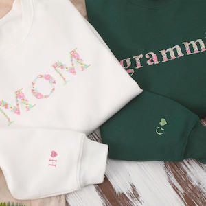 Sudadera personalizada para mamá, letra floral bordada, regalo para mamá, camiseta personalizada para abuela, regalos para el Día de la Madre, cuello redondo con inicial en la manga.