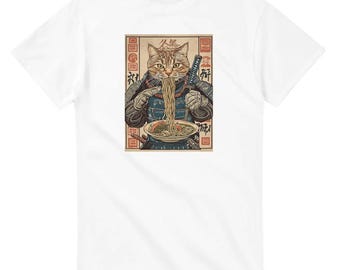 Puede incluir: Camiseta blanca con un estampado gráfico de un gato vestido de samurái comiendo fideos. El texto del gráfico está en japonés.