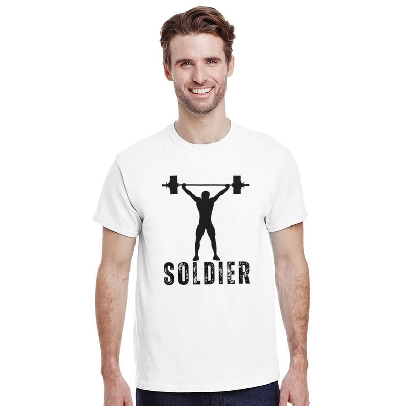 Maglietta girocollo unisex pesante Soldier Gym Graphic Tee / Gildan 5000 immagine 8