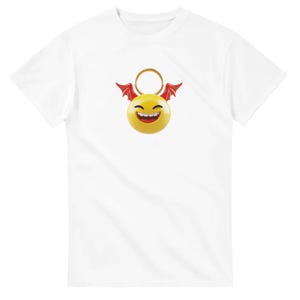 Op de afbeelding: Wit T-shirt met een gele smiley die een halo en rode duivelsvleugels draagt.