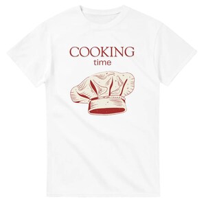Könnte beinhalten: Weißes T-Shirt mit einem roten und weißen Kochmützen-Motiv und dem Text "COOKING time".