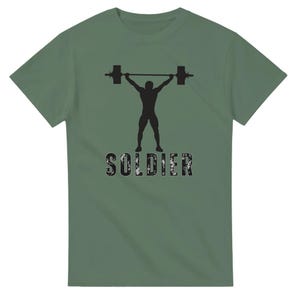 Maglietta girocollo unisex pesante Soldier Gym Graphic Tee / Gildan 5000 Military Green