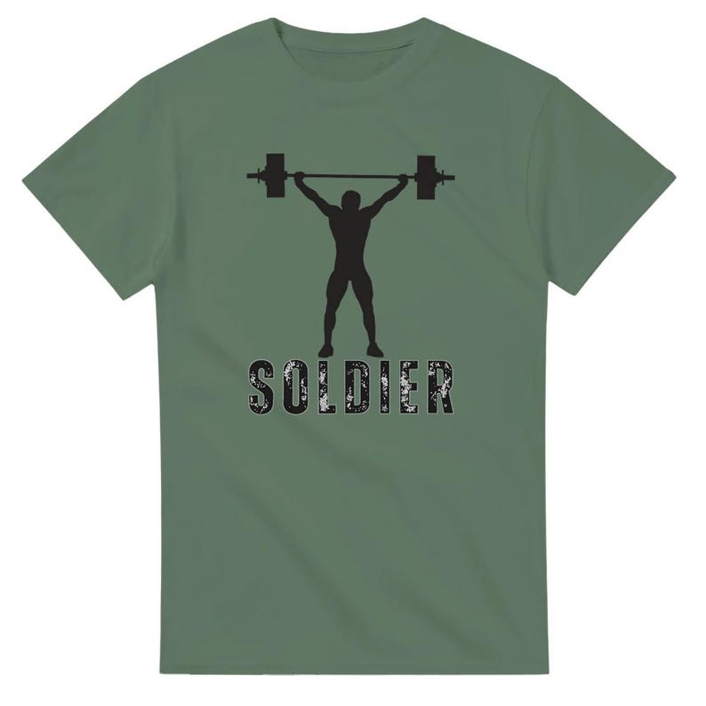 Maglietta girocollo unisex pesante Soldier Gym Graphic Tee / Gildan 5000 Military Green