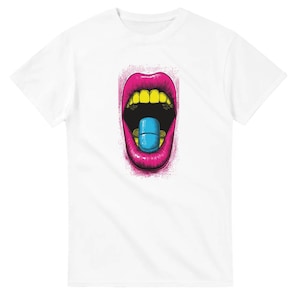 Puede incluir: Una camiseta blanca con un gráfico de una boca rosa con dientes amarillos y una pastilla azul en la lengua.