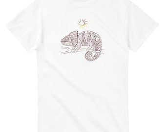 Könnte beinhalten: Weißes T-Shirt mit einer braunen Linienzeichnung eines Chamäleons mit einer Sonne darüber.