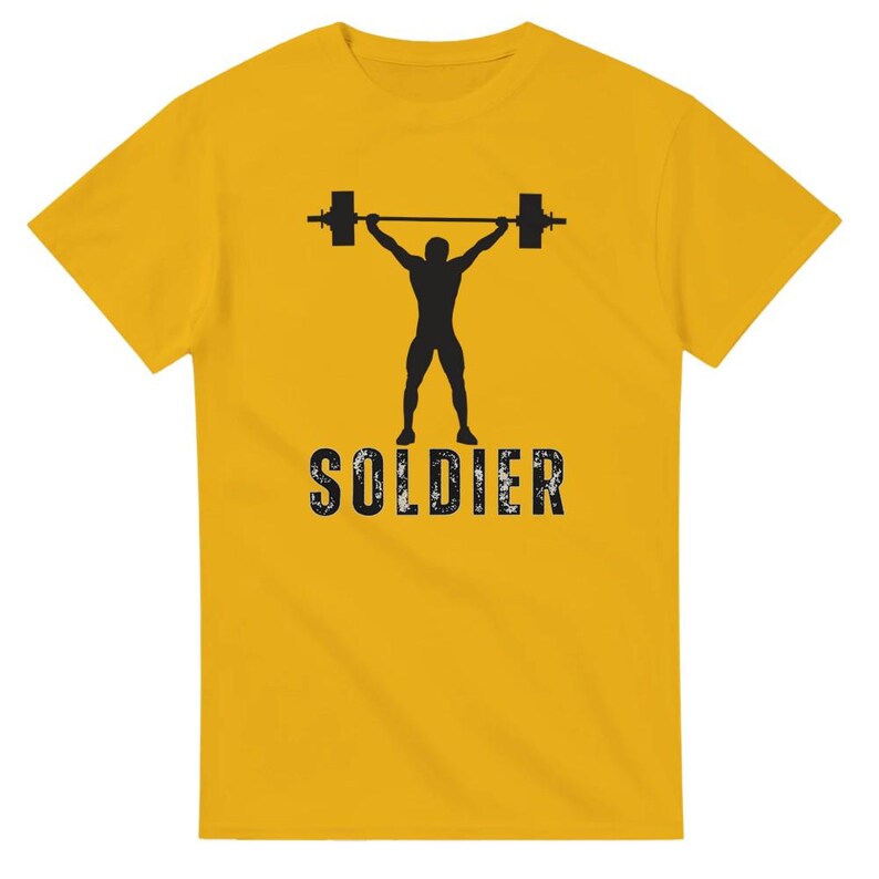 Maglietta girocollo unisex pesante Soldier Gym Graphic Tee / Gildan 5000 Gold