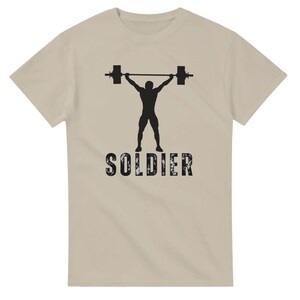 Maglietta girocollo unisex pesante Soldier Gym Graphic Tee / Gildan 5000 Sand