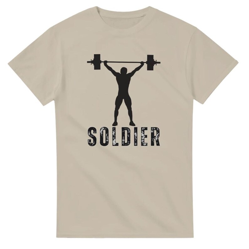 Maglietta girocollo unisex pesante Soldier Gym Graphic Tee / Gildan 5000 Sand