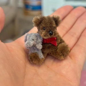 Bedårande handgjord liten nallebjörn med pytteliten elefant: 3,8 cm miniatyrpresent