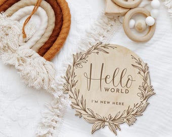 Florale Hello World Baby Meilensteinscheibe: Birkensperrholz mit Gravur