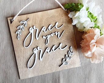 Cartello "Grace Upon Grace": legno tagliato al laser, decorazione murale con versetti della Bibbia