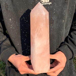 Natürlicher rosa Rosenquarz, Quarzkristall, handgeschnitzt, Kristallobelisk-Muster, Stabpunktheilung, Kristallturm, Dekorationskristallgeschenke