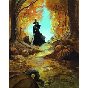 Könnte beinhalten: Eine Hexe in einem schwarzen Kleid und einem spitzen Hut steht auf einem Waldweg mit einem Besen in der Hand. Der Weg ist mit Kürbissen gesäumt und die Bäume haben Herbstlaub.